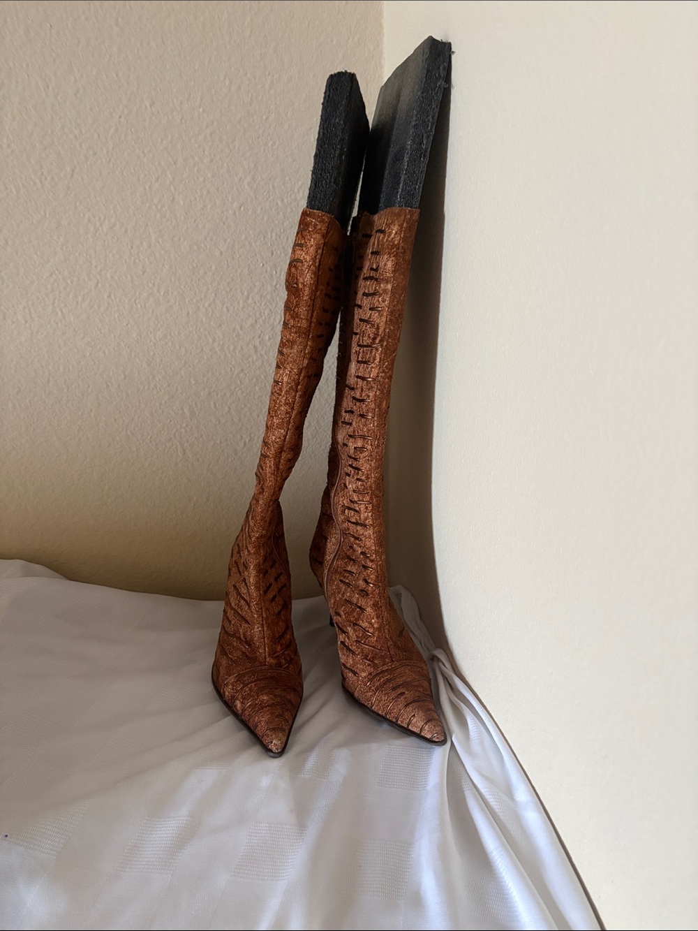 Women's Brown Textured Pointed-Toe Knee-High Heeled Boots - Picture 2 of 2